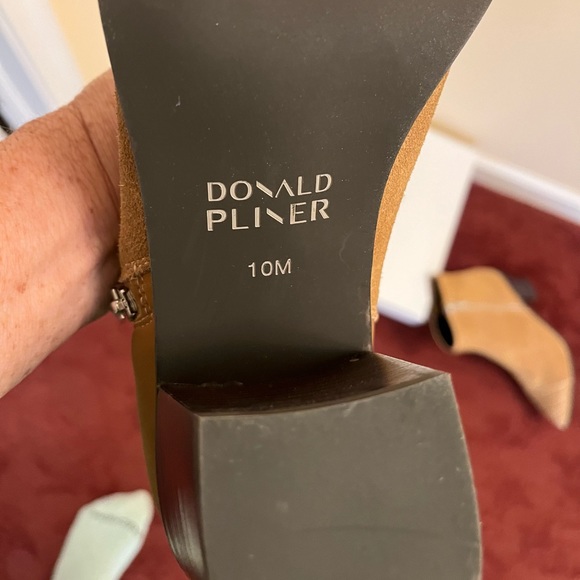 Stunning Donald Pliner short caramel boots, size 10 M. - Picture 4 of 7